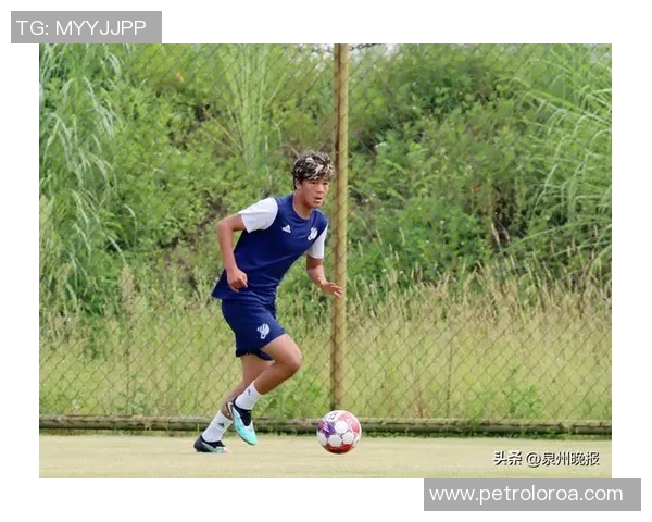 追逐梦想的绿茵传奇：从少年到足球明星的成长之路