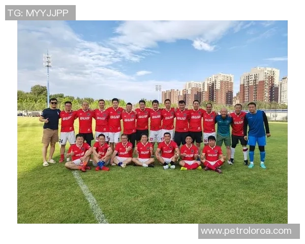 足球明星齐聚一堂共踢足球展现精彩技艺与团队合作精神