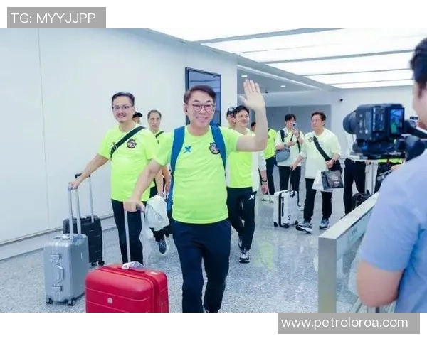 香港足球明星队盛大接站活动引发球迷热烈欢迎与期待 香港足球明星队盛大接站活动引发球迷热烈欢迎与期待