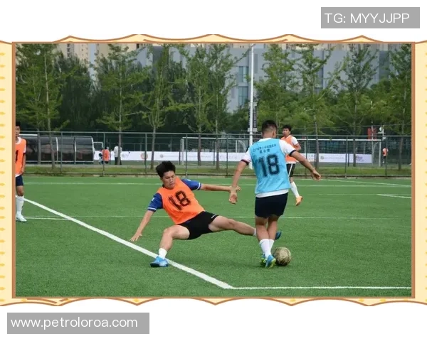 足球明星的全身照片展示他们的风采与魅力，感受足球场上的激情与荣耀